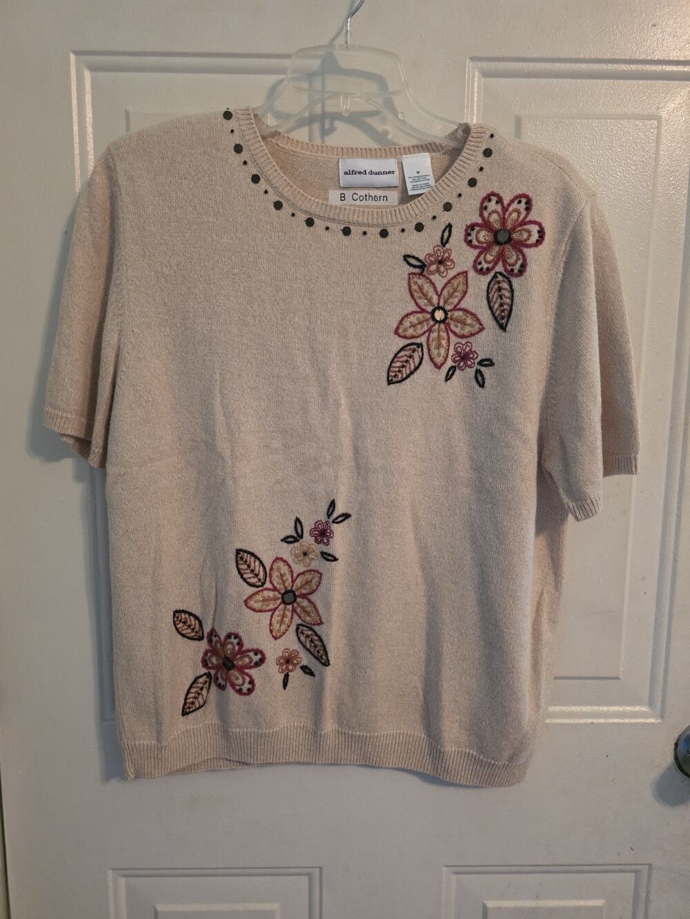 Alfred Dunner Sweater Size M Tan Beaded Embroidered Flowers Short Sleeve Knit